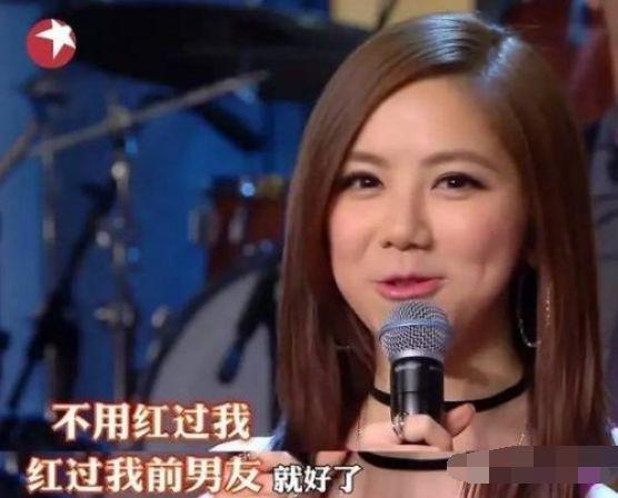 邓紫棋即兴弹奏婚礼进行曲，音乐与爱情的浪漫交融时刻