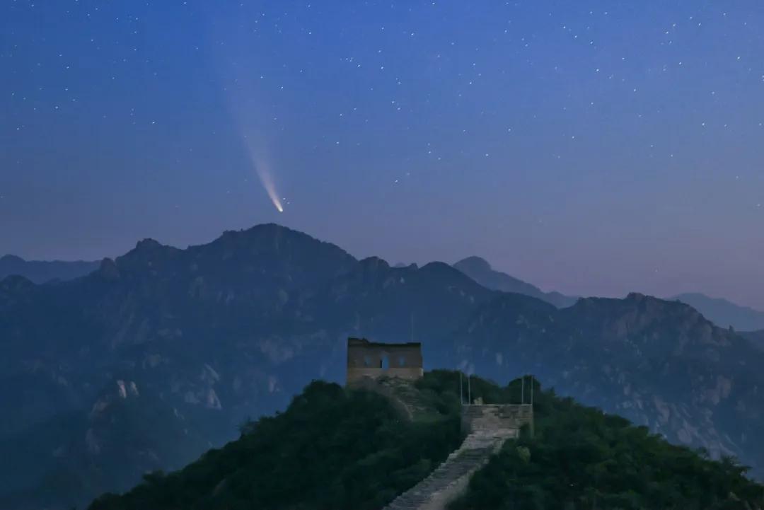 千载难逢的天象奇观，今晚日落时的彗星闪耀天际