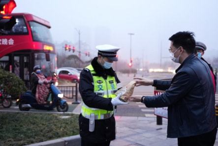 2024年新澳门开奖号码_男子醉酒睡马路 民警夜巡暖心救助