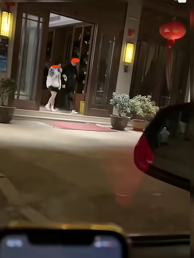 酒店回应员工偷听新婚夫妇隐私，坚决维护客户权益与尊重隐私的立场声明