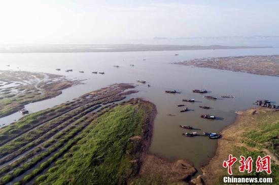 江西鄱阳湖跌破极枯水位