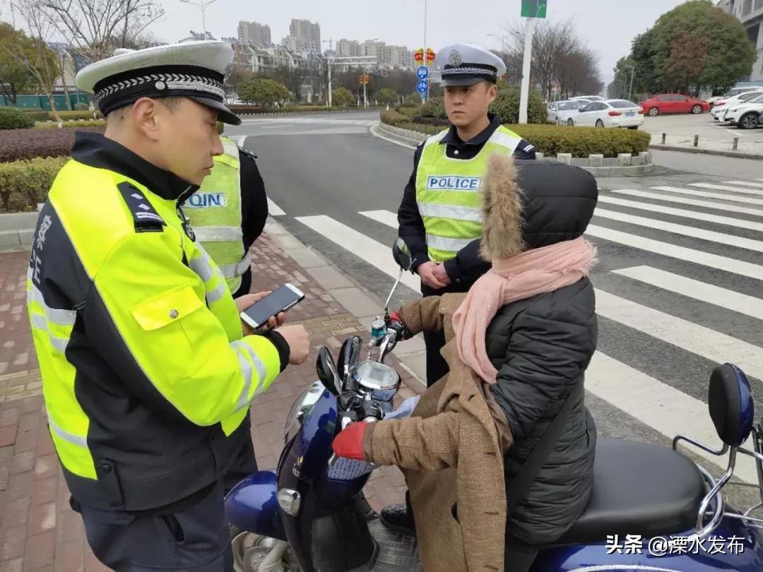 女子停车接孩子引发交警霸气执法事件，一起普通执法事件背后的故事