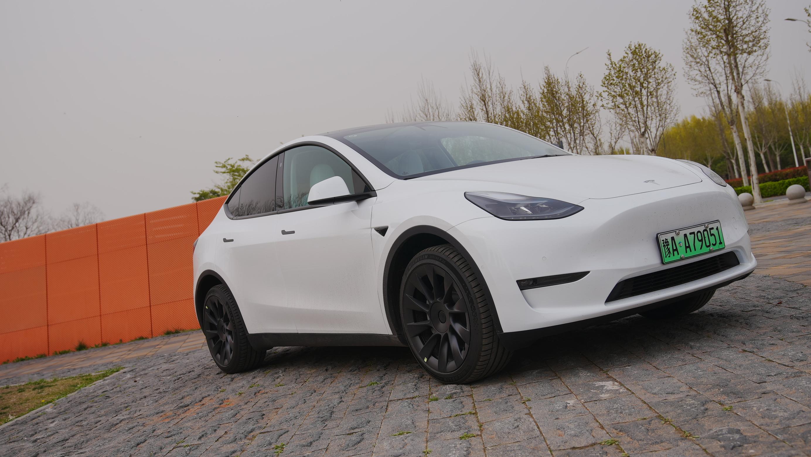 特斯拉震撼推出无人驾驶Model Y，引领智能出行新篇章！