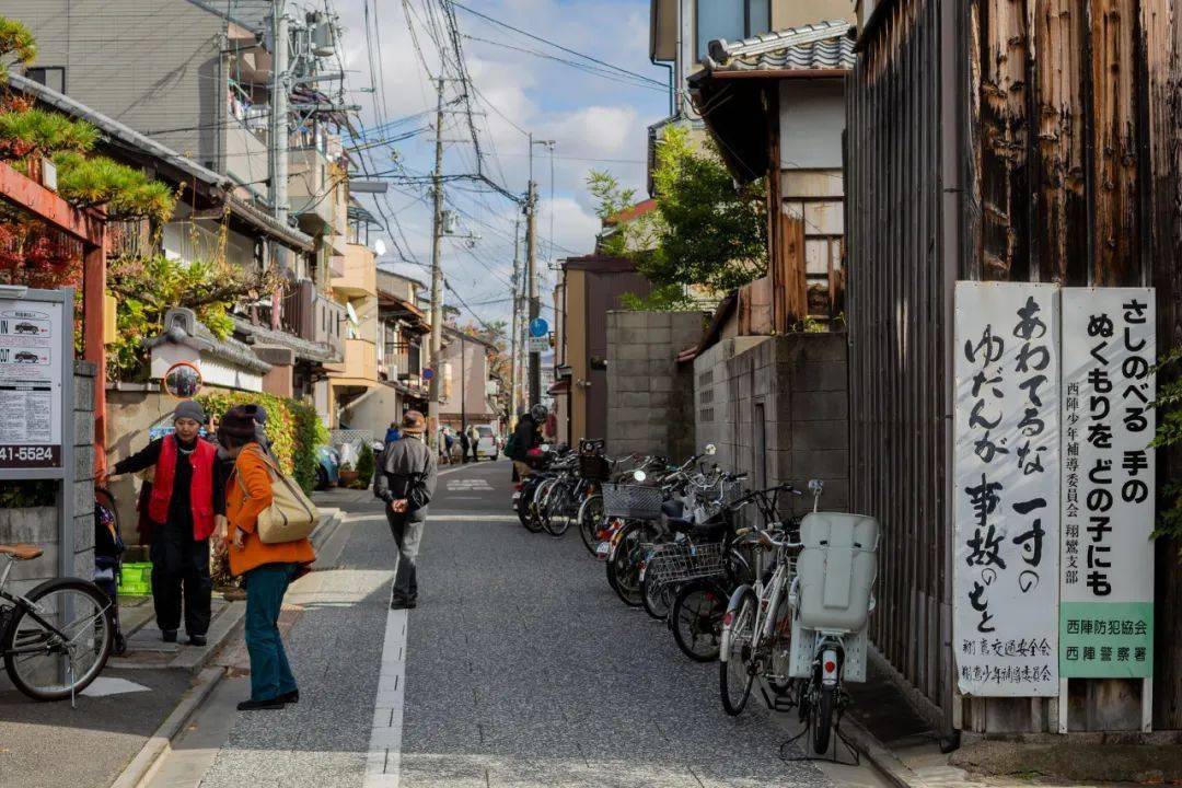 日本退休年龄最新规定与小巷深处的独特风情，一家特色小店的探索