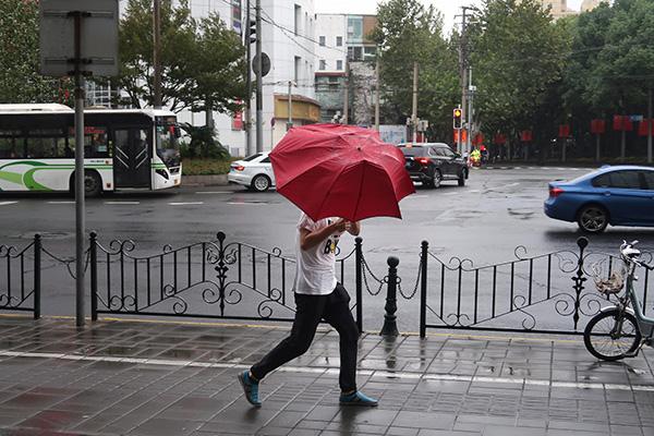 上海台风动态更新，风雨中的励志故事与自信成就感的彰显