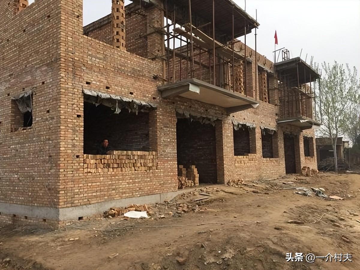 建筑业企业资质标准最新版,建筑业企业资质标准最新版，小工匠的奋斗与友情故事