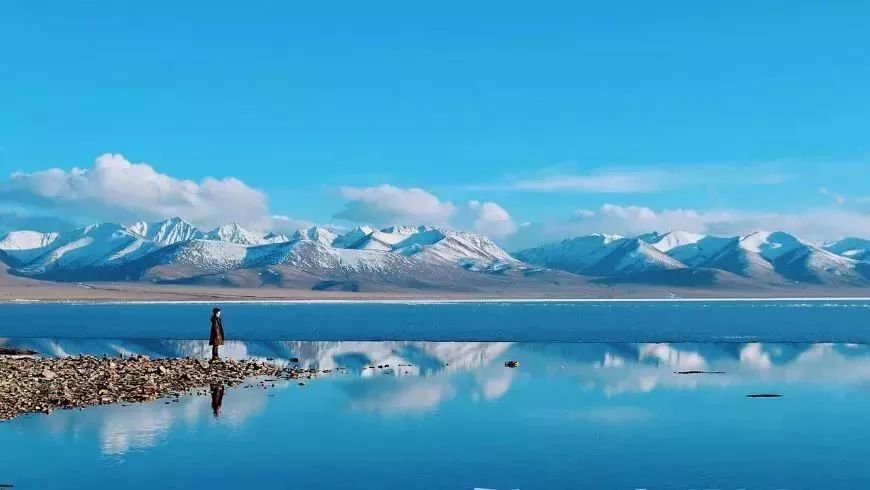 探索自然美景之旅，遇见最新眉形，寻找内心宁静与平和的时尚之旅