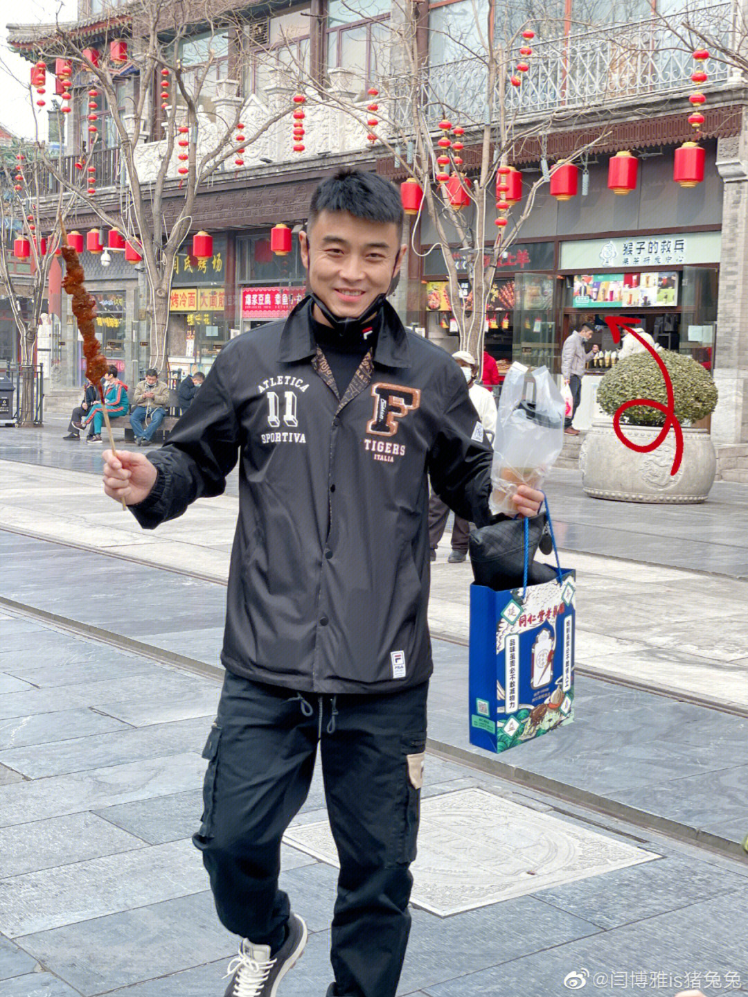演员皓的星光奇遇，小巷中的美食天堂与隐藏故事